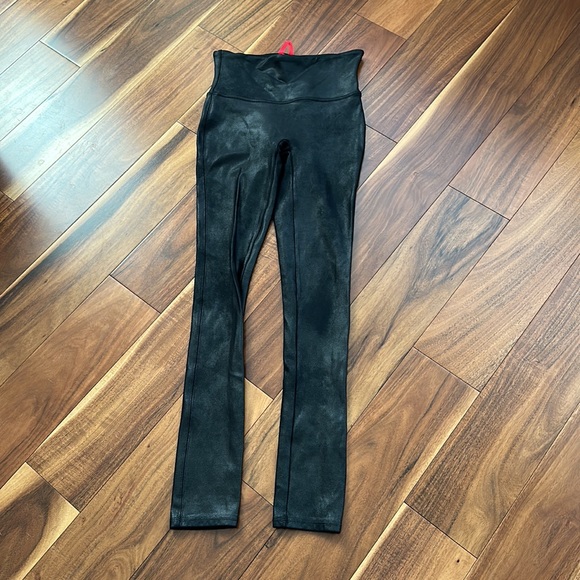 SPANX BLACK FAUX LEATHER PETITE SIZE XSMALL LEGGINGS - Picture 2 of 5